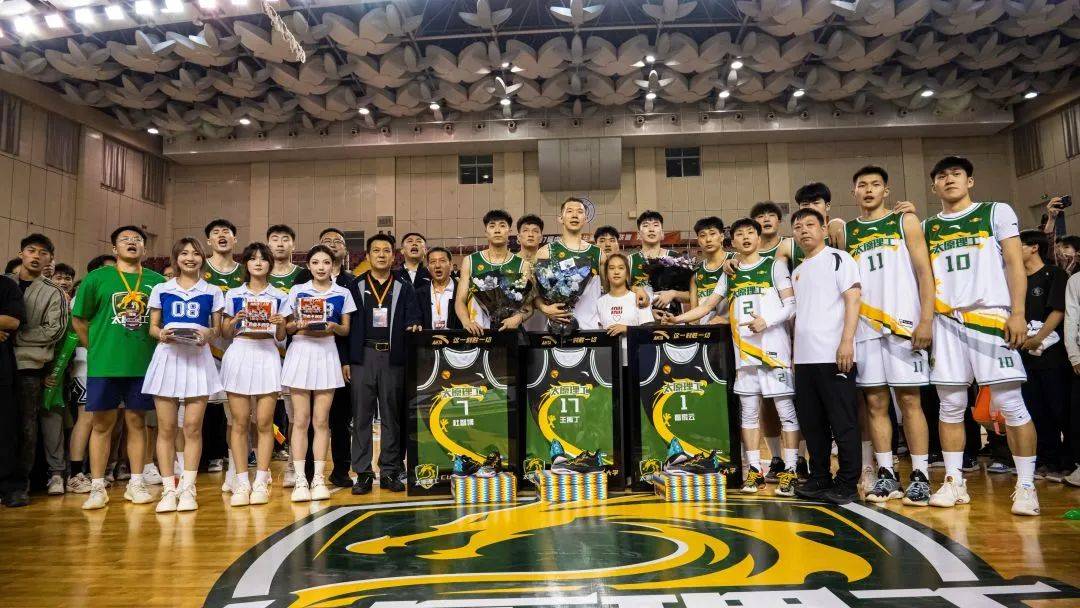 包含勇往直前，球员拼尽全力争夺胜利的词条