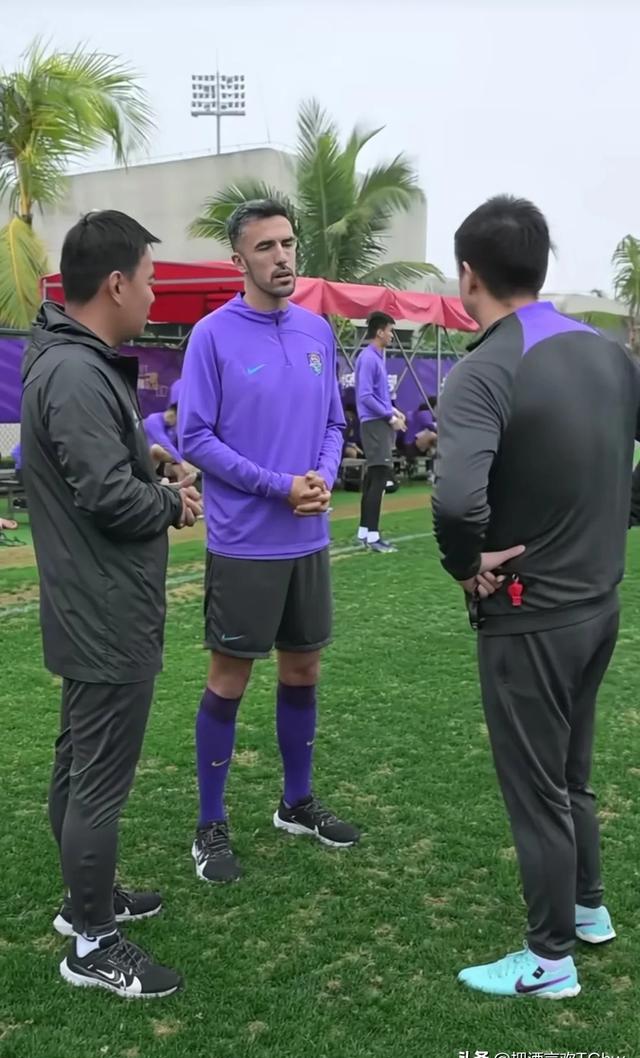 关于极限挑战下双方在球场上展开激烈拼搏的信息