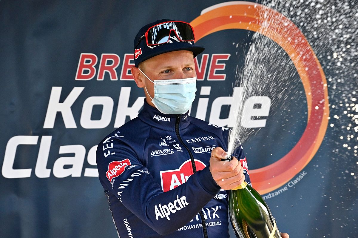 梅赛德斯横扫阿斯顿马丁，汉密尔顿扛起全队