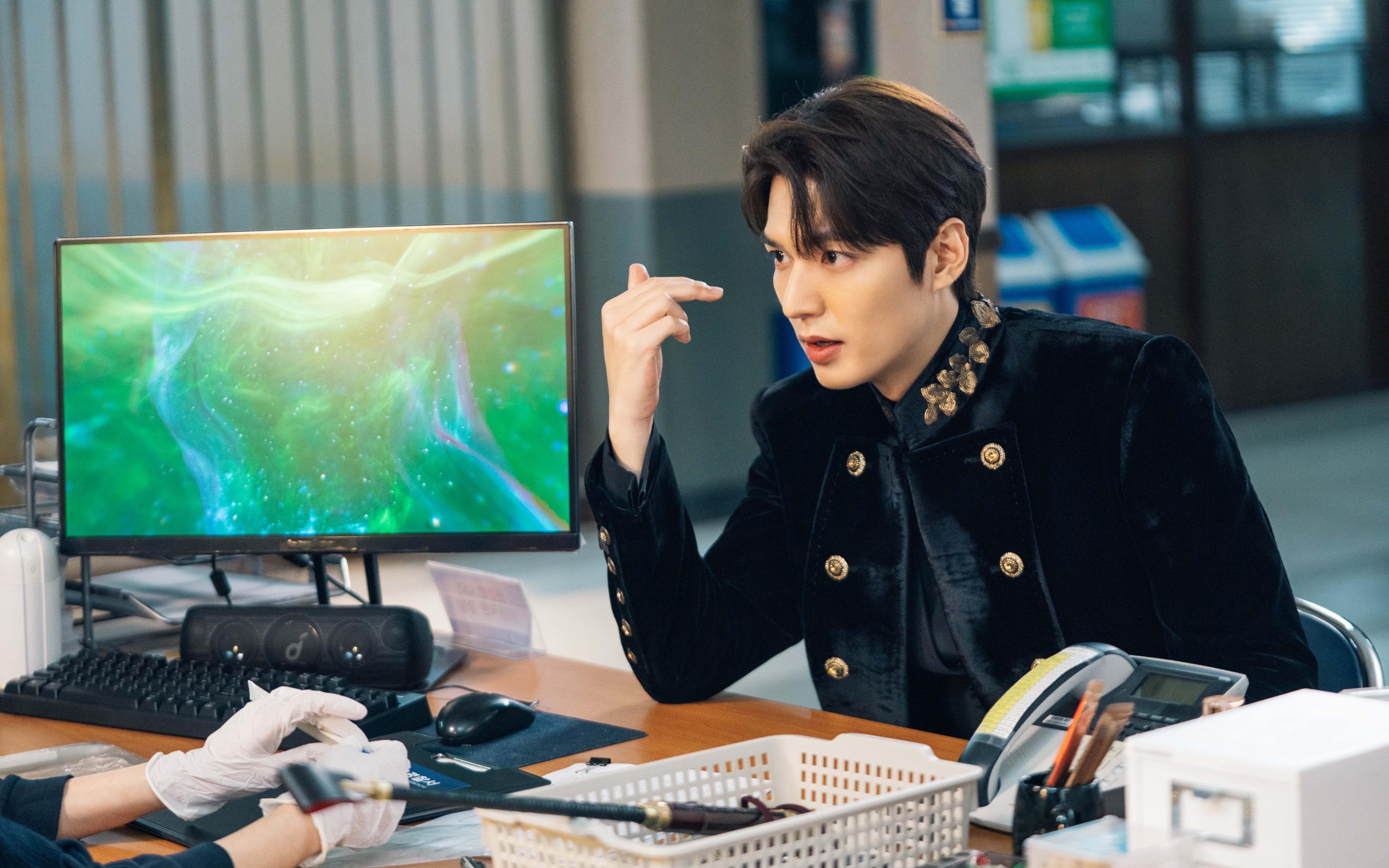 青春与经验的对决，爱德华兹新王加冕，骑士铁骑踏碎撕裂之城