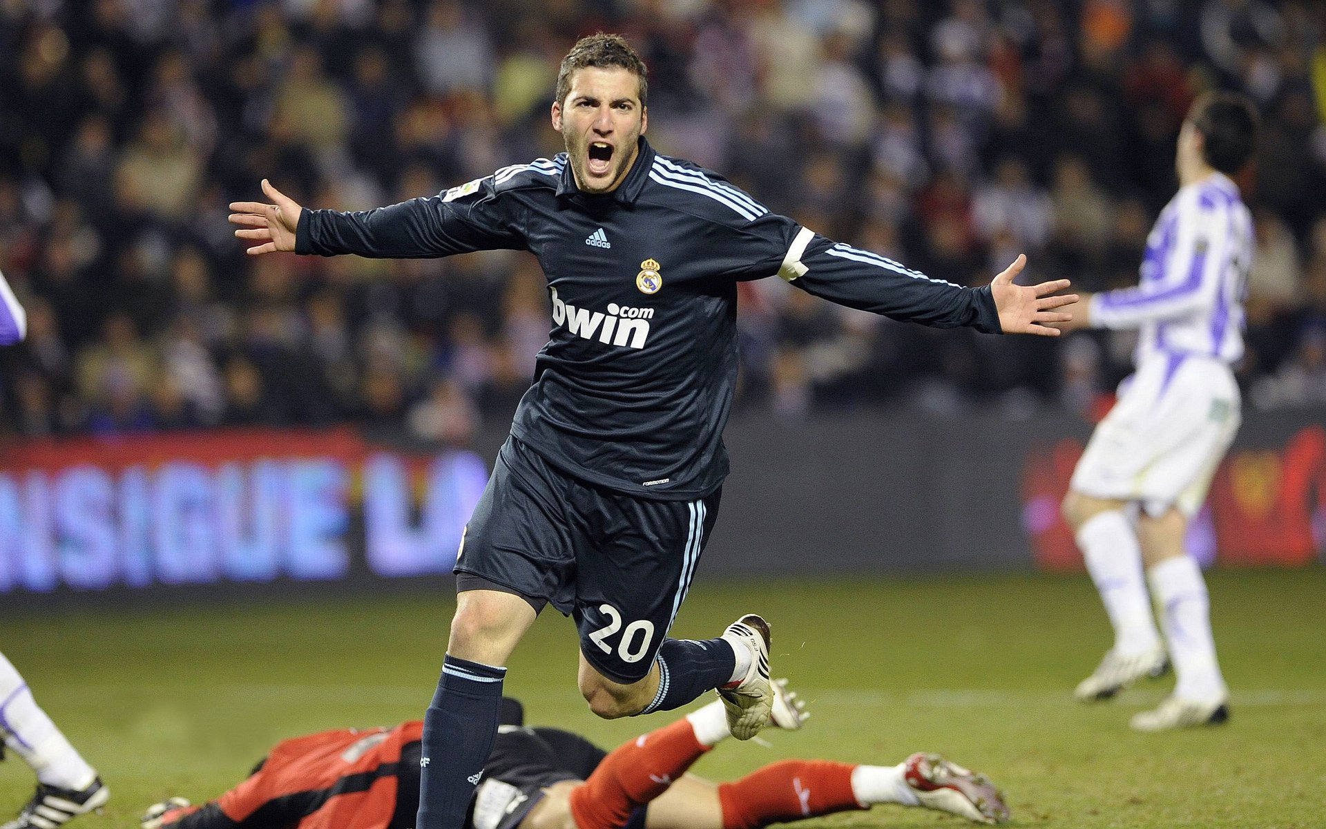 胜负毫厘间,当NBA季后赛的窒息时刻遇见莱比锡红牛的终场绝响